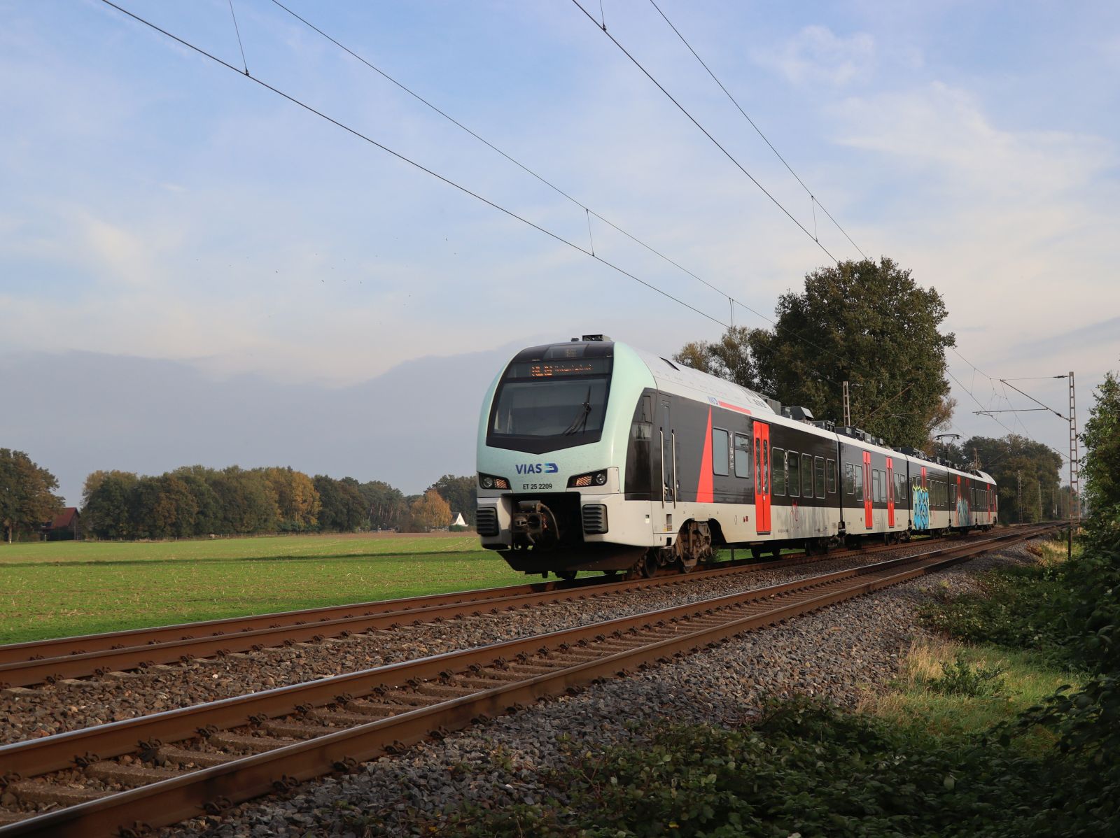 Vias Triebzug ET 25 2209 bei Bahnbergang Wasserstrasse, Hamminkeln 18-10-2024.

Vias treinstel ET 25 2209 bij overweg Wasserstrasse, Hamminkeln 18-10-2024.