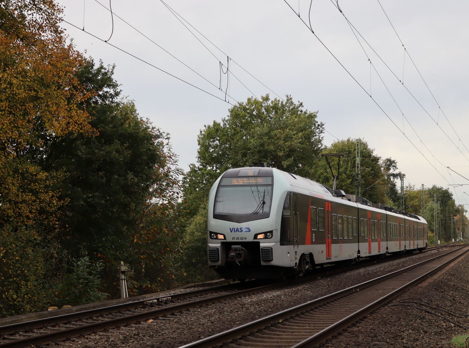 VIAS Triebzug ET 25 2214 bei Bahnübergang Grenzweg Hamminkeln 03-11-2022.

VIAS treinstel ET 25 2214 bij overweg Grenzweg Hamminkeln 03-11-2022.