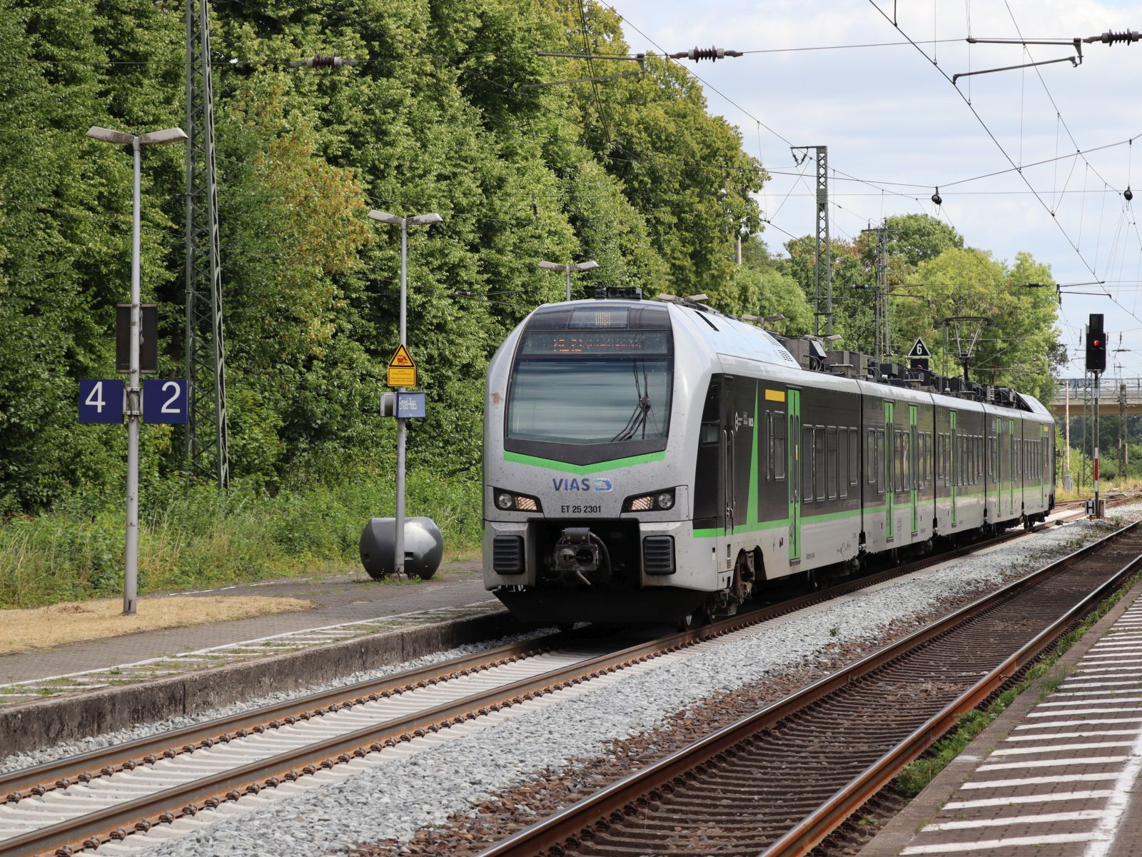 VIAS Triebzug ET 25 2301 Gleis 2 Bahnhof Empel-Rees 23-07-2026.


VIAS treinstel ET 25 2301 spoor 2 station Empel-Rees 23-07-2026.