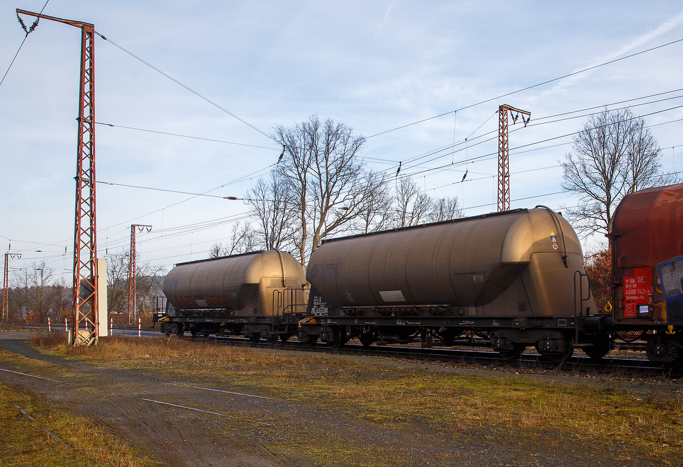 Vierachsiger Drehgestell-82 m³-Staubgutwagen (82 m³ Silowaggon) 37 80 9326 261-6 D-VTG, der Gattung Uacns, der VTG Rail Europe GmbH (Hamburg) am 22.02.2023  im Zugverband bei der Durchfahrt in Rudersdorf (Kr. Siegen) auf der Dillstrecke. Dahinter ein weiterer.

TECHNISCHE DATEN:
Hersteller: Feldbinder Spezialfahrzeugwerke GmbH
Herstellerbezeichnung: Silowaggon BEUT 82.4-4/1
Gattung: Uacns / VTG BezeichnungP81.082D
Spurweite: 1.435 mm
Länge über Puffer : 16.240 mm
Drehzapfenabstand: 11.200 mm
Achsabstand im Drehgestell: 1.800 mm
Raddurchmesser: 920 mm (neu)
Höchstgeschwindigkeit: 100 km/h (beladen) / 120 km/h (leer)
Max. Radsatzlast : 22,50 t
zul. Gesamtgewicht: 90,00 t
Eigengewicht: 17.720 kg
Nutzlast: 72,2 t (ab Streckenklasse D)
Drehgestelle: Y25 Lsi(f)-FFB-K
Kleinster bef. Halbmesser: 35 m
Gesamtvolumen: 82 m³
Betriebsdruck: 2,50 bar / -0,05 bar
Prüfdruck: 3,75 bar
Behälterwerkstoff : Aluminiumlegierung (AlMg4,5Mn)
Bremse: KE-GP-A (K)
Bremssohle: Cosid 810
Intern. Verwendungsfähigkeit: TEN GE