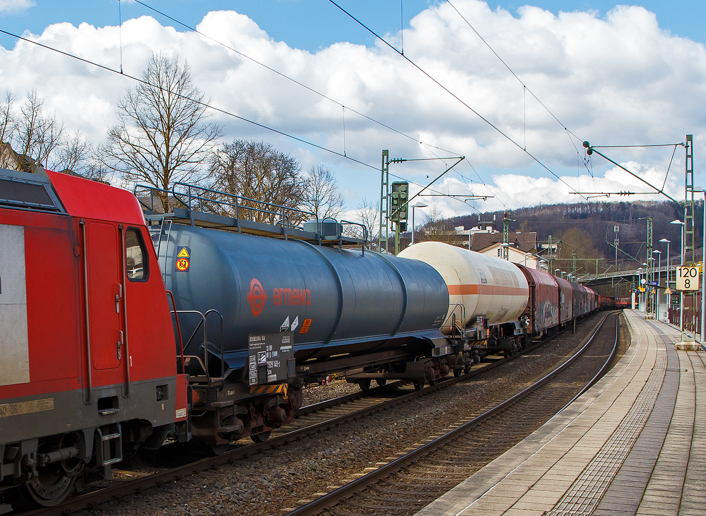 Vierachsiger Drehgestell-Kesselwagen 33 80 7929 149-2 D-ERMW, der Gattung Zacns mit dem Tankcode L21DH(+), der französischen Vermietungsfirma ERMEWA S.A. im Zugverband am 19.03.2021 bei der Zugdurchfahrt in Kirchen (Sieg). Interessant ist der große Dom am Kessel. 

Die Gefahrgutkennzeichnung 886/1052 zeigt an es handelt sich um Fluorwasserstoff. Bei Zimmertemperatur liegt er als farbloses, stechend riechendes, sehr giftiges Gas vor, das eine geringere Dichte als Luft hat. Die wässrige Lösung ist als Fluorwasserstoffsäure oder Flusssäure bekannt.

