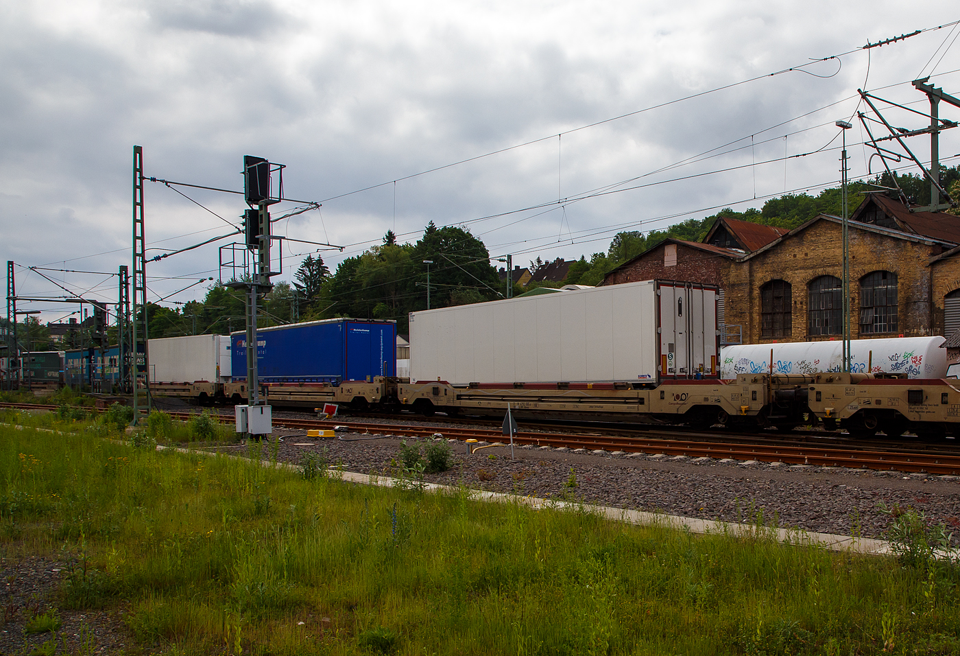 Vierachsiger Drehgestell-Taschenwagen fr den Transport von Sattelaufliegern 37 80 4793 065-6 D-CBRS, der Gattung Sdkmss (CargoBeamer JetModule Sdkmss), der Cargo Beamer RollingStock GmbH, am 06.06.2021 im Zugverband (in einem CargoBeamer Alpinzug Domodossola- Kaldenkirchen), bei der Durchfahrt in Betzdorf an der Sieg. Gegenber den normalen Taschenwagen sind diese Wagen nicht fr den Transport von Container oder Wechselbrcken geeignet.

Technische Daten:
Spurweite: 1.435 mm
Lnge ber Puffer: 19.300 mm
Drehzapfenabstand: 14.200 mm
Achsabstand im Drehgestellen: 1.800 mm
Laufraddurchmesser: 920 mm (neu) / 860 mm (abgenutzt)
Eigengewicht: 29.400 kg 
Max. Zuladung (S und SS): 37,0 t (ab Streckenklasse B)
Max. Geschwindigkeit: 120 km/h
Kleinster befahrbarer Gleisbogen: R 75 m
Ladelnge: 16.200 mm
Hhe der Ladeebene ber S.O.: 360 mm
Bremse: KE-GP-A
Bremssohle: Cosid 810
Feststellbremse: Ja 
Intern. Verwendungsfhigkeit: TEN-GE

CargoBeamer ist ein horizontales Verladungsystem der CargoBeamer AG fr den kombinierten Eisenbahnverkehr, welches den vollautomatischen Umschlagvorgang an allen Waggons eines Zuges parallel ermglicht. Das System wurde nach der Erfindung im Jahr 1998 von der CargoBeamer AG 2013 durch die Inbetriebnahme erster Pilotverkehre zur Marktreife gebracht. Zwischen 2015 und 2018 konnte eine kontinuierliche Steigerung der Anzahl Zge (von 2.564 auf 12.285), des Transportvolumens (von 26 auf 152 Millionen tkm), die Auslastung der Zge liegt bei 85 Prozent.

Zum CargoBeamer-System gehren diese spezielle Waggons des Typs Sdkmss zusammen mit dem JetModul, einer Art Schublade, in der jeweils ein nicht kranbarer Sattelauflieger abgestellt wird, und dem CargoBeamer-Terminal, in dem an einem Gleis die speziellen Einrichtungen zum Verschub der JetModule verbaut sind.

Mit CargoBeamer knnen alle Sattelauflieger (auch nicht kranbare Sattelauflieger) am Kombinierten Verkehr teilnehmen. Ganz gleich ob Standard- oder MEGA-Trailer, Khl-, Tank- oder Siloauflieger, CargoBeamer kann jeden Auflieger verladen, und das in krzester Zeit. Eine Lsung, die funktioniert und den Kombinierten Verkehr (KV) zukunftstauglich macht.
