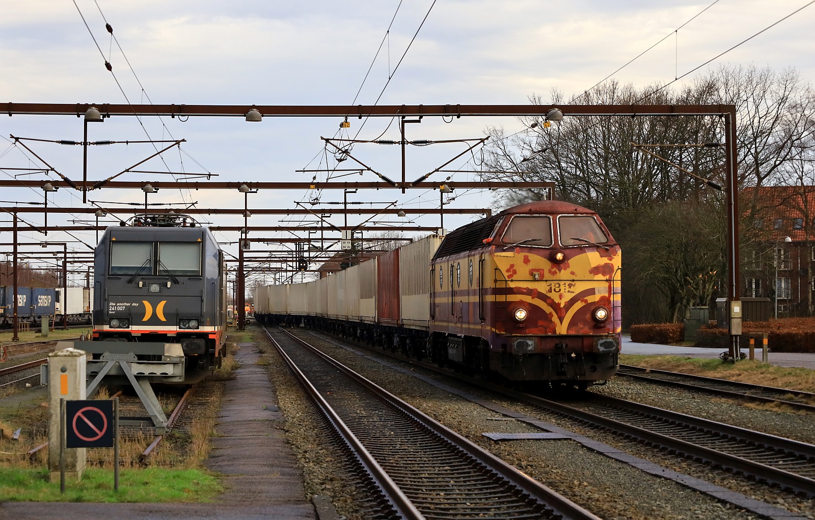 VikingRail 1833 (ex 1812) bringt hier den für die SEL bestimmten Containerzug in Bhf Pattburg/DK 16.02.2024