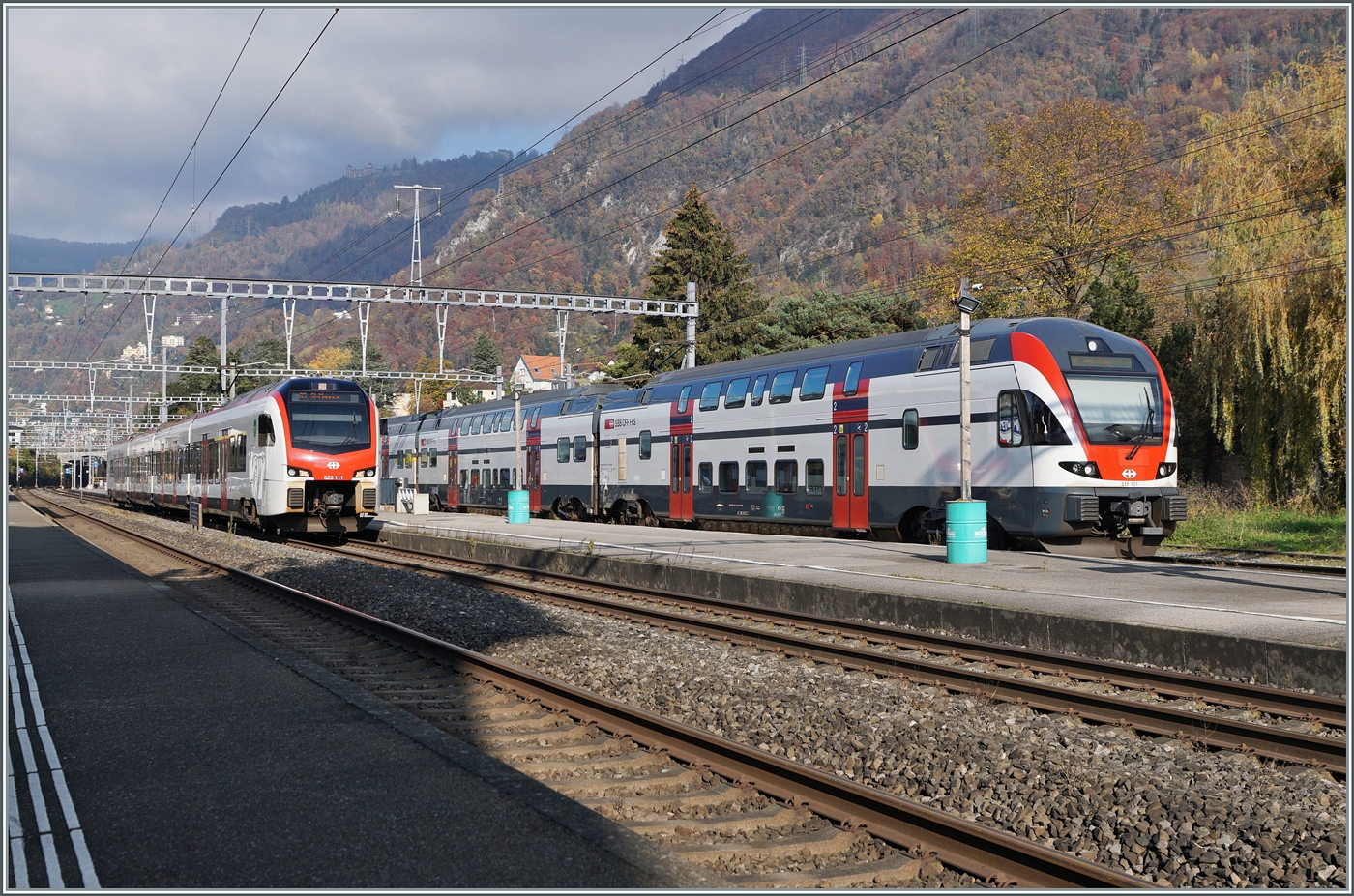 Villeneuve mit dem Baustellenbedingt hier endenden RE 33 bestehend aus dem SBB RABe 511 101 der hier zur Rückfahrt nach Annemasse wendet und dem SBB RABe 523 111 als R3 nach St-Maurice.

14. Nov. 2024