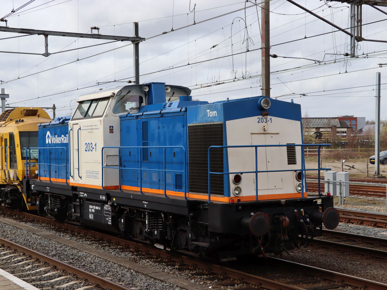 VolkerRail Diesellokomotive 203-1 mit dem Name  Tom  (92 84 2284 601-6 NL-VRR) Bahnhof Amersfoort centraal 12-03-2026.

VolkerRail diesellocomotief 203-1 genaamd  Tom  (92 84 2284 601-6 NL-VRR) Amersfoort centraal 12-03-2026.