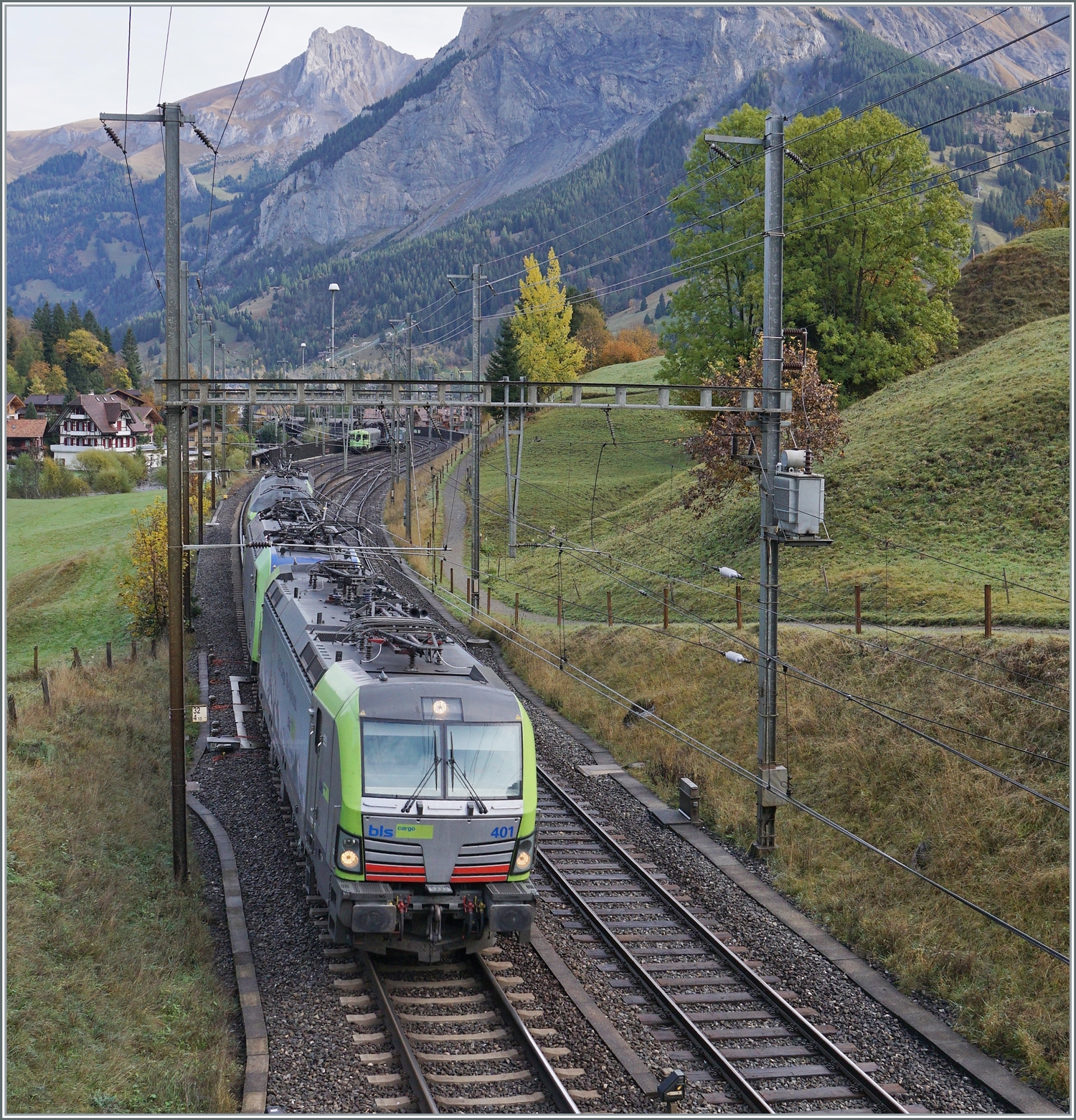 Vom Lokzug mit der BLS Ae 475 401 wurde ich etwas überracht, weshalb der Standort nicht ideal war.

11. Okt. 2022