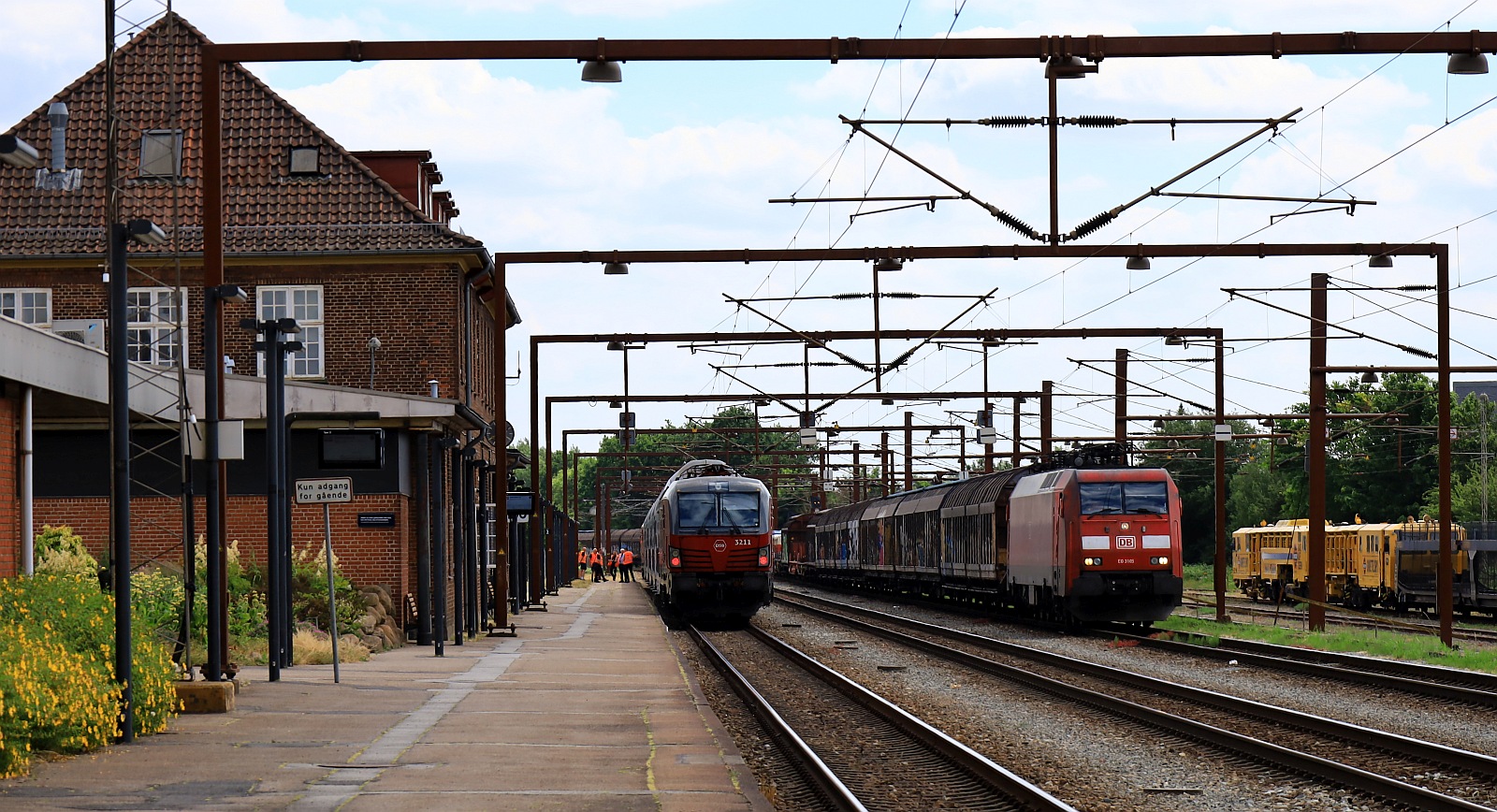 Während die DBCSC EG 3105 mit ihrem langen Güterzug Einfahrt Richtung Norden hat gönnte sich das DSB Personal eine kurze Pause. Padborg/DK 25.06.2023