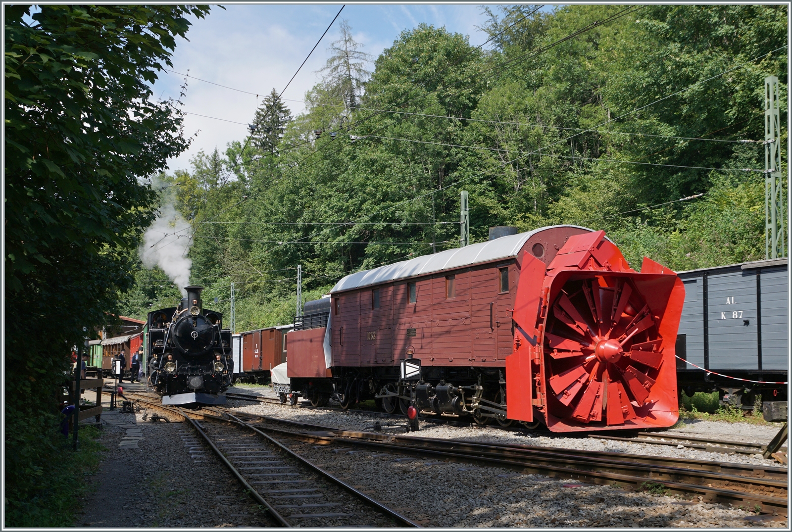 Während im Hintergrund die HG 3/4 N° 3 bei der Blonay Chamby Bahn nach ihrer Ankunft in Chaulin zur Bekohlung dampft, zeigt sich rechts im Bild die imposante Bernina Bahn X rot 1052. 

13. August 2023