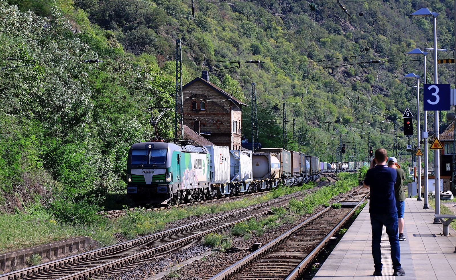 Wenzel 1193 900-8, REV/MMAL/29.08.22 mit hauseigenem KLV Richtung Koblenz. Kaub am Rhein 14.09.2023