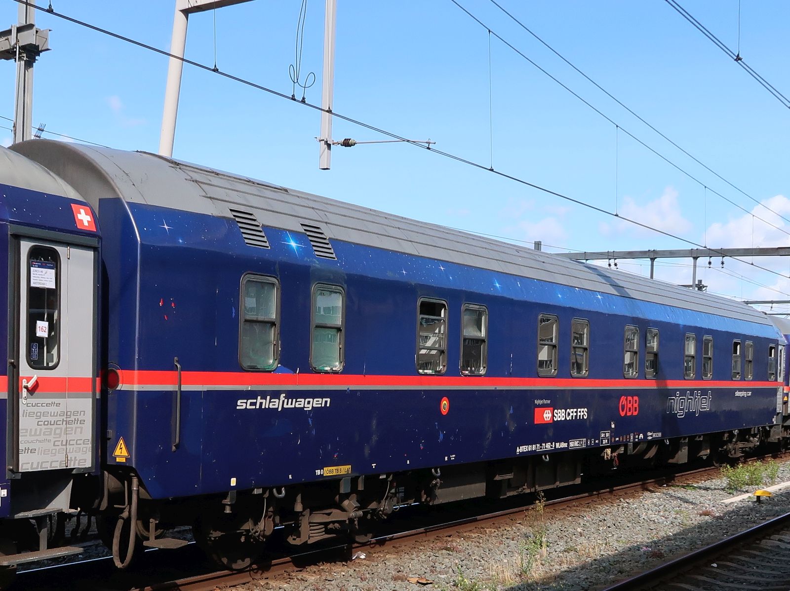 WLABmz Bahn Touristik Express GmbH Schlafwagen mit Nummer A-BTEX 61 81 71-71- 462-8 in �BB NightJet 402 von Z�rich Hbf nach Amsterdam Centraal. Gleis 5 Utrecht Centraal Station Niederlande 05-08-2025.

WLABmz slaaprijtuig van Bahn Touristik Express GmbH met nummer A-BTEX 61 81 71-71- 462-8 in �BB NightJet trein 402 van Z�rich Hbf naar Amsterdam Centraal. Spoor 5 Utrecht Centraal Station 05-08-2025. 


