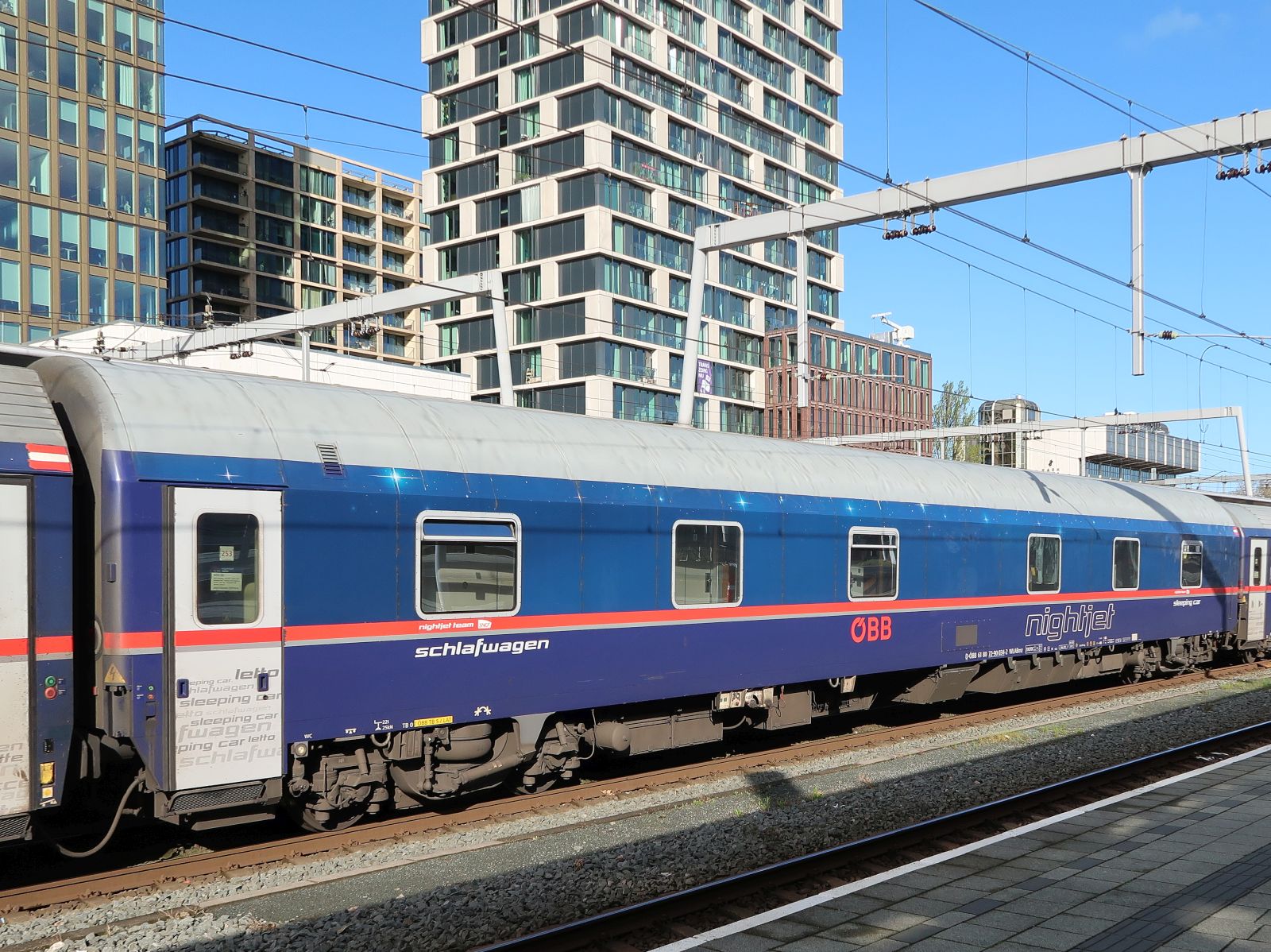 WLABmz Schlafwagen Nightjet mit Nummer D-ÖBB 61 80 72-90 034-2 in Nightjet Zug 420 Gleis 14 Utrecht Centraal Station, Niederlande 10-04-2024.
WLABmz slaaprijtuig Nightjet met nummer D-ÖBB 61 80 72-90 034-2 Nightjet trein 420 spoor 14 Utrecht CS 10-04-2024. WLABmz Schlafwagen Nightjet mit Nummer D-ÖBB 61 80 72-90 034-2 in Nightjet Zug 420 Gleis 14 Utrecht Centraal Station, Niederlande 10-04-2024.
WLABmz slaaprijtuig Nightjet met nummer D-ÖBB 61 80 72-90 034-2 Nightjet trein 420 spoor 14 Utrecht CS 10-04-2024.