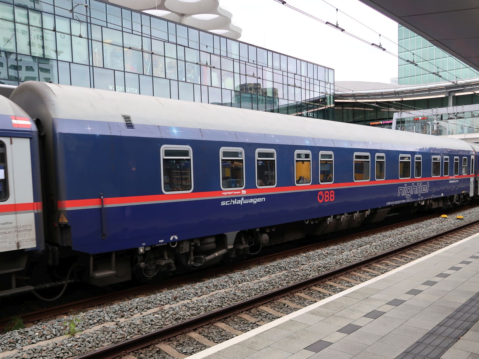 WLABmz Schlafwagen Nightjet mit Nummer D-�BB 61 80 72-90 012-8 in Nightjet 420 Utrecht Centraal Station, Niederlande 20-09-2023.

WLABmz slaaprijtuig Nightjet met nummer D-�BB 61 80 72-90 012-8 in nachttrein 420 Utrecht CS Nederland 20-09-2023.