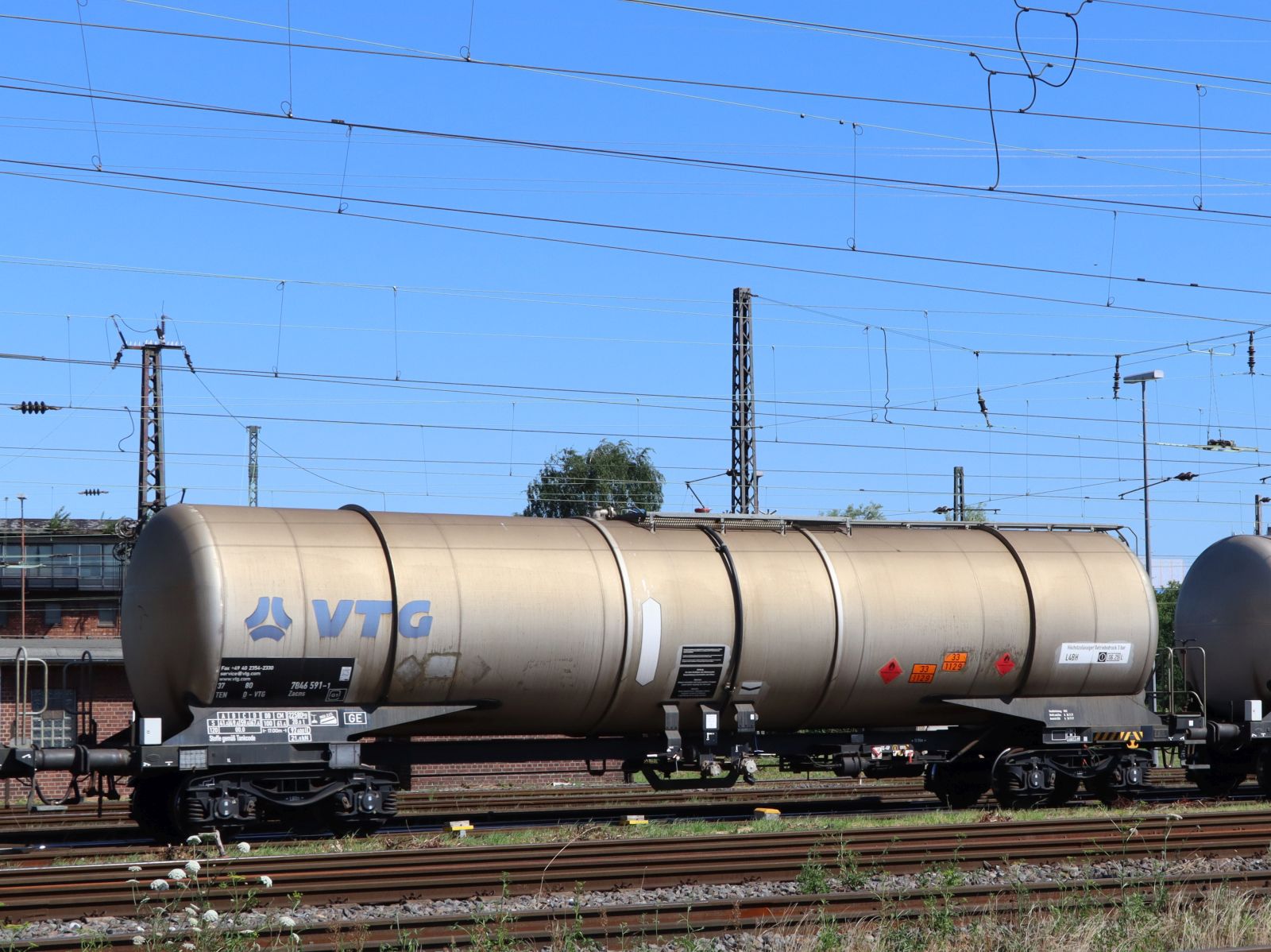 Zacns VTG Drehgestell-Kesselwagen mit Nummer 37 TEN 80 D-VTG 7846 591-1 Gterbahnhof Oberhausen West 11-07-2024.

Zacns vierassige ketelwagen van VTG met nummer 37 TEN 80 D-VTG 7846 591-1 goederenstation Oberhausen West 11-07-2024.