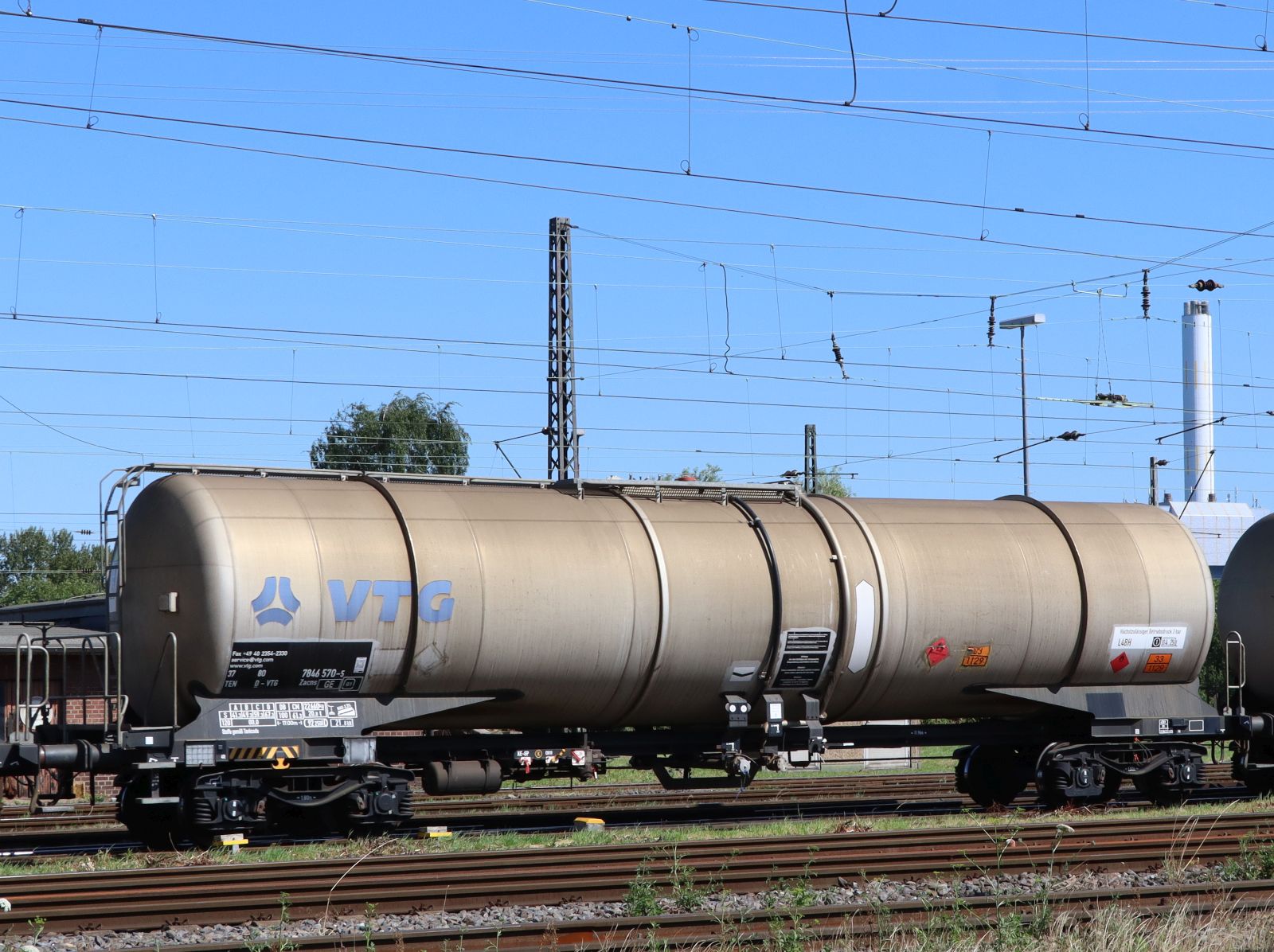 Zacns VTG Drehgestell-Kesselwagen mit Nummer 37 TEN 80 D-VTG 7846 570-5 Gterbahnhof Oberhausen West11-07-2024.

Zacns vierassige ketelwagen van VTG met nummer 37 TEN 80 D-VTG 7846 570-5 goederenstation Oberhausen West 11-07-2024.