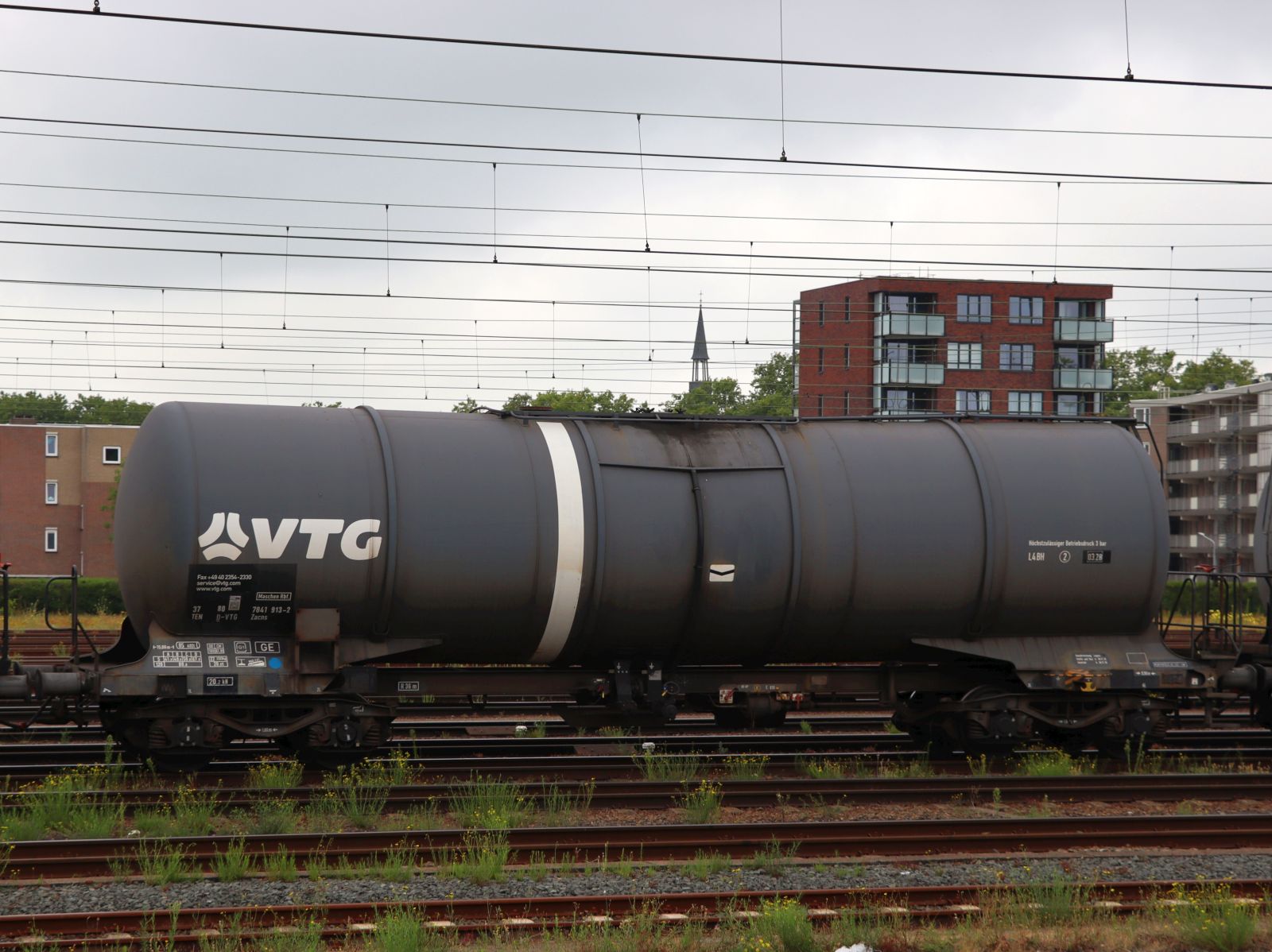 Zacns VTG Drehgestell-Kesselwagen mit Nummer 37 TEN 80 D-VTG 7841 913-2 Bahnhof Venlo, Nederland 24-07-2025.

Zacns vierassige ketelwagen uit Duitsland van VTG met nummer 37 TEN 80 D-VTG 7841 913-2 station Venlo 24-07-2025.