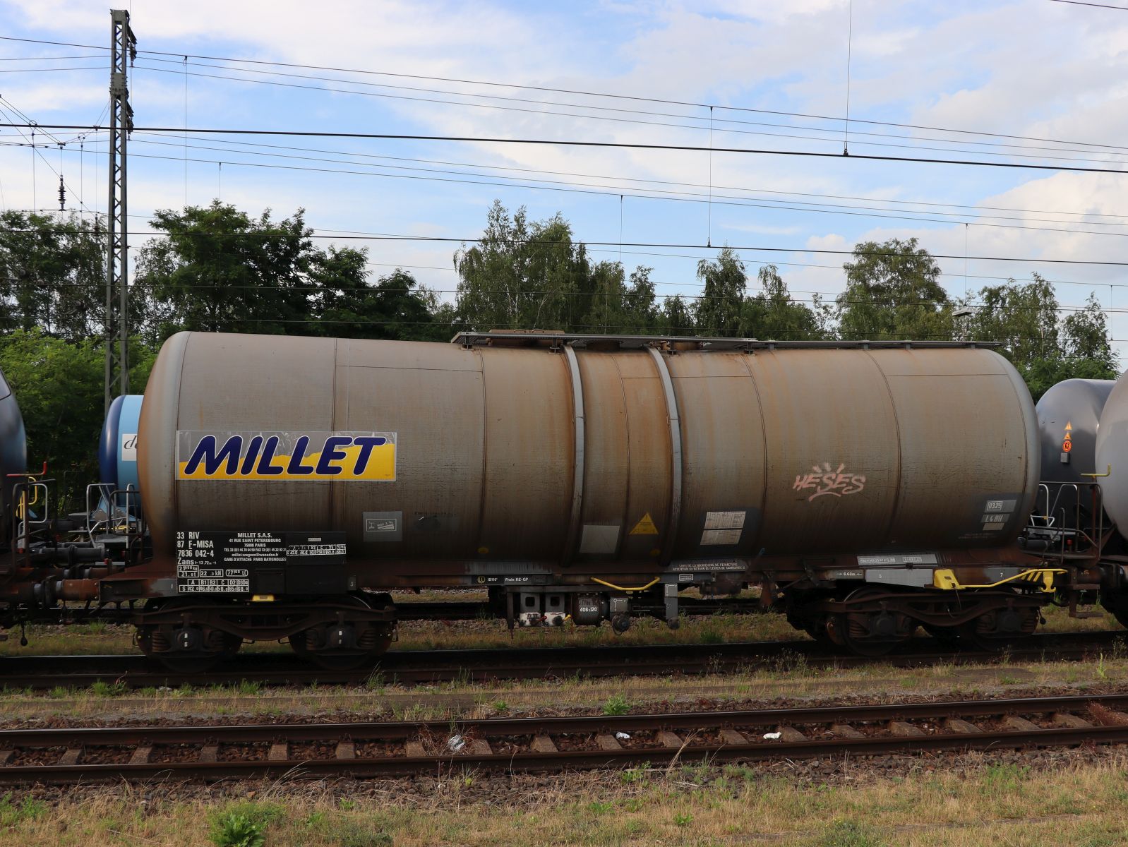 Zans Drehgestell-Kesselwagen vom franzsischen Einsteller Millet mit Nummer 33 RIV 87 F-MISA 7836 042-4 Bahnhof Emmerich am Rhein, Deutschland 11-07-2024. 

Zans vierassige ketelwagen uit Frankrijk van Millet met nummer 33 RIV 87 F-MISA 7836 042-4 station Emmerich am Rhein, Duitsland 11-07-2024.


