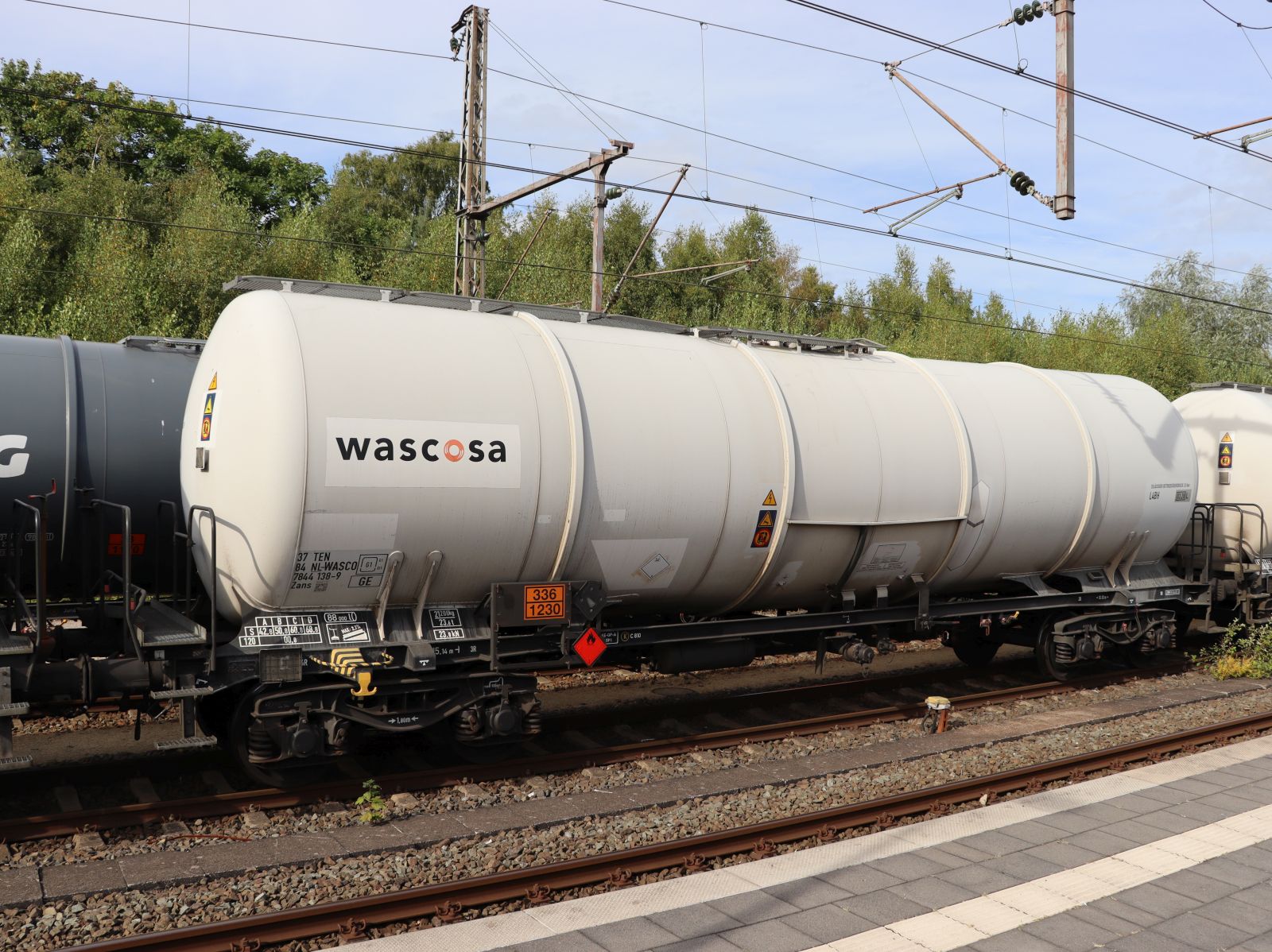 Zans Wascosa Drehgestell-Kesselwagen aus Holland mit Nummer 37 TEN 84 NL-WASCO 7844 138-9 Bhahof Bad Bentheim, Deutschland 27-08-2025.

Zans ketelwagen uit Nederland van Wascosa met nummer 37 TEN 84 NL-WASCO 7844 138-9 station Bad Bentheim, Duitsland 27-08-2025.