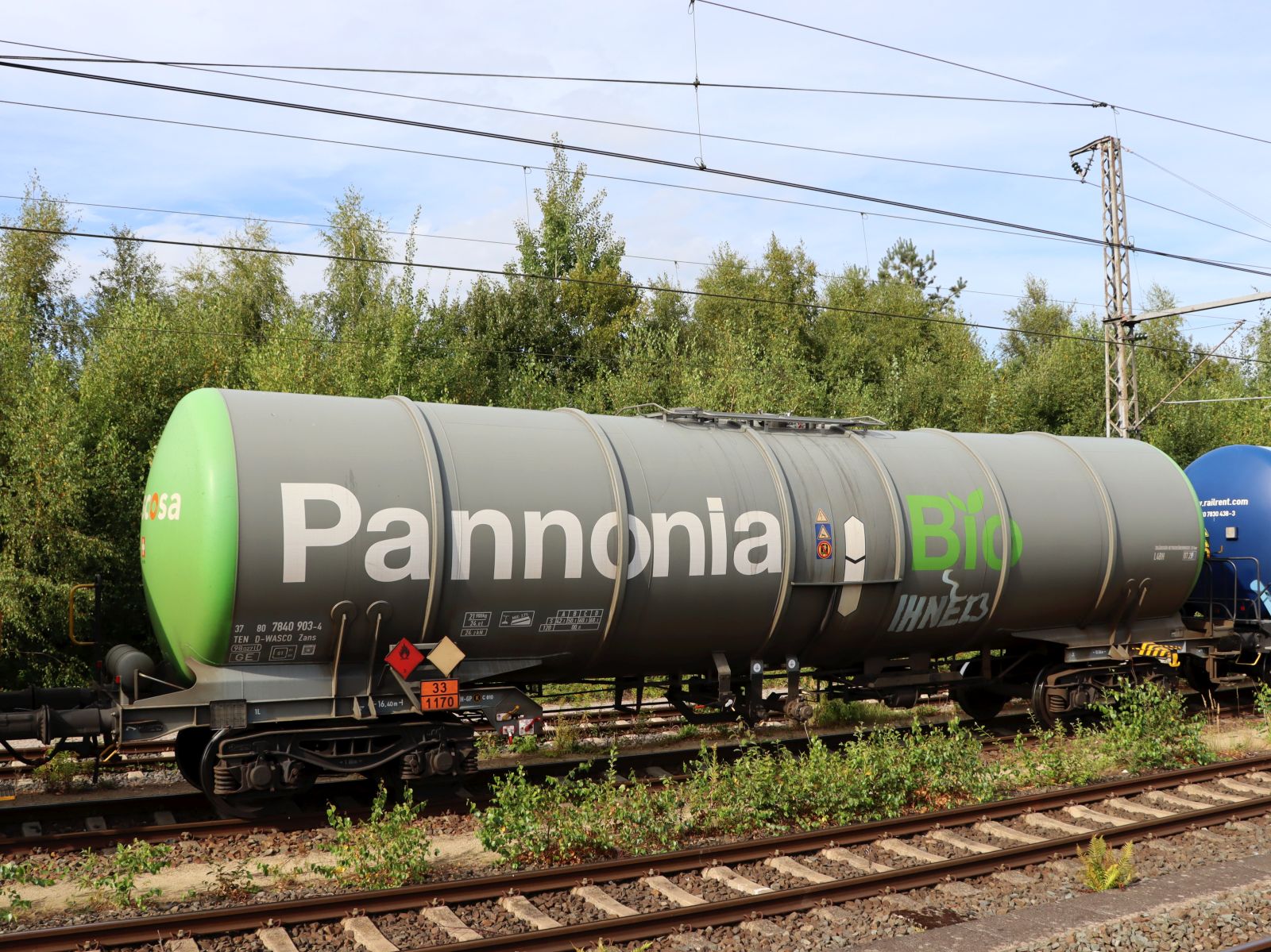 Zans Wascosa Drehgestell-Kesselwagen mit Aufschrift  Pannonia  und Nummer 37 TEN 80 D-WASCO 7840 903-4 Bahnhof Bad Bentheim, Deutschland 27-08-2025.



Zans vierassige ketelwagen van Wascosa met opschrift  Pannonia  en nummer 37 TEN 80 D-WASCO 7840 903-4 station Bad Bentheim, Duitsland 27-08-2025.