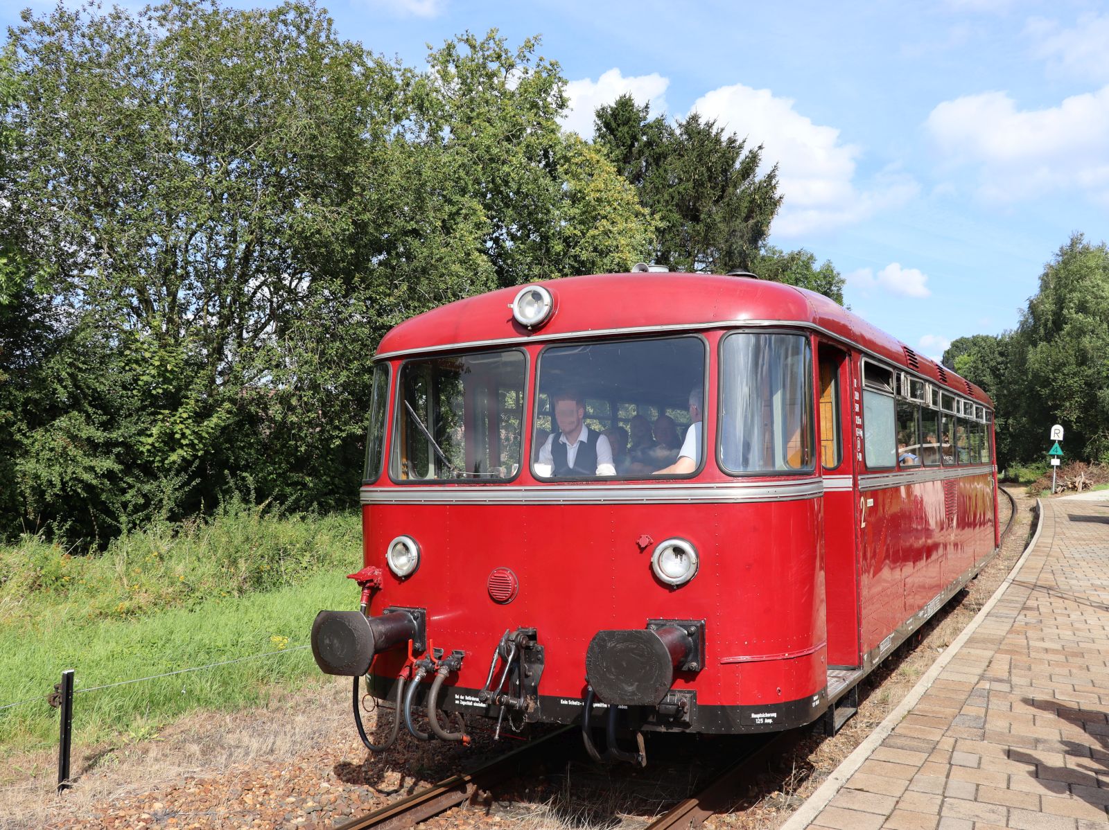 ZLSM (Zuid‐Limburgse Stoomtrein Maatschappij) Railbus 798-09 Baujahr 1959. Haltestelle Simpelveld Miljoenenlijn-Depot 21-08-2024.


ZLSM (Zuid‐Limburgse Stoomtrein Maatschappij) Railbus 798-09 bouwjaar 1959. Halte Simpelveld Miljoenenlijn-Depot 21-08-2024.