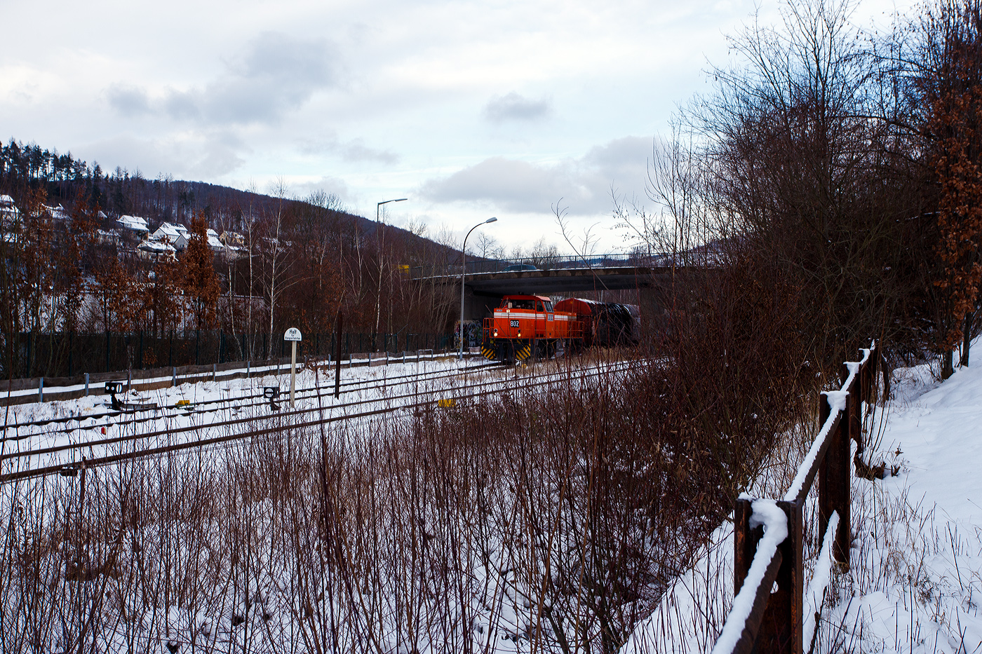 Zurzeit ist die RBH 802 „Ruhrpott Sprinter“ / 275 802-3 (98 80 0275 802-3 D-RBH), eine MaK G 1206 der RBH - RAG Bahn und Hafen GmbH (Gladbeck), an die KSW (Kreisbahn Siegen-Wittgenstein) vermietet. Hier steht sie mit einem Übergabegüterzug, auf dem Rbf der KSW in Herdorf (Betriebsstätte Freien Grunder Eisenbahn- NE 447) vor der Gleisspeere zur Hellertalbahn, zur Abfahrt bereit. Der Zug geht dann via Betzdorf/Sieg und Siegen zum Gbf der DB Cargo in Kreuztal.