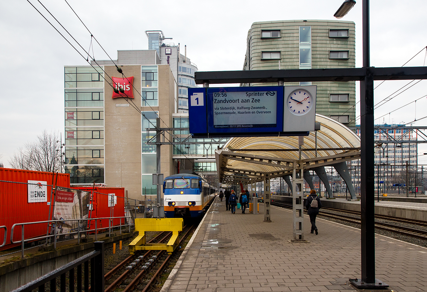 Zwei gekuppelte Sprinter (hinten der dreiteilige SGMm 2953 und vorne der zweiteilige SGMm 2120) der NS (Nederlandse Spoorwegen) werden am 31 März 2018 im Bahnhof Amsterdam Centraal, als Sprinter nach Zandvoort aan Zee, bereitgestellt.

Die Stadsgewestelijk Materieel (SGM) oder Sprinter (auch Plan Y und Mat ’74) sind/waren elektrische Triebzüge für den Nahverkehr in den Niederlanden. Zwischen 1975 und 1980 baute die Waggonfabrik Talbot in Aachen 75 zweiteilige Züge für die Nederlandse Spoorwegen (NS). 1983 wurden 45 Züge mit einem Mittelwagen verlängert und 15 dreiteilige ET neu gebaut. Von 2003 bis 2009 wurden die Sprinter von Bombardier modernisiert und erhielten die Bezeichnung SGMm.