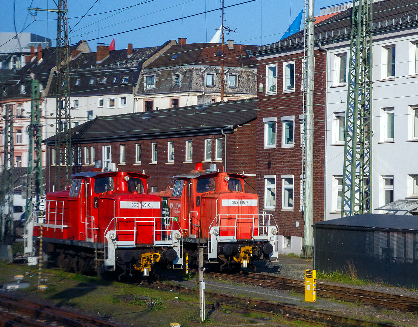 Zwei V 60. der modernisierten schweren Ausführung mit Funk und neuen CAT 3412E DI-TTA Motor, der DB Cargo AG stehen am 21 April 2023 beim Hauptbahnhof Frankfurt am Main (aufgenommen aus einem Zug), links die 363 149-6 (98 80 3363 149-6 D-DB) und rechts die 363 115-7 (98 80 3363 115-7 D-DB).

Die Lebensläufe der V 60iger:
Die 363 115-7 wurde 1963 von der Maschinenbau Kiel (MaK) unter der Fabriknummer 600430 gebaut und als V 60 1115 an die DB - Deutsche Bundesbahn geliefert.
01.01.1968  Umzeichnung in DB 261 115-0
02.04.1987 Umbau und Ausrüstung mit Funkfernsteuerung (Vorserie)
01.10.1987 Umzeichnung in  DB 361 115-9
01.01.1988 Umzeichnung in  DB 365 115-5  
2004 	Umbau und Remotorisierung mit einem neuen CAT 3412E DI-TTA Motor durch die DB Fahrzeuginstandhaltung GmbH in Cottbus 
25.11.2004 Umzeichnung in DB 363 115-7
01.01.2007 Vergabe der NVR-Nummer 98 80 3363 115-7 D-DB

Die 363 149- 7 wurde 1963 von der Maschinenbau Kiel (MaK) unter der Fabriknummer 600464 gebaut und als V 60 1149 an die DB - Deutsche Bundesbahn geliefert.
01.01.1968 Umzeichnung in DB 261 149-9
01.10.1987 Umzeichnung in DB 361 149-8
1996 	Umbau und Ausrüstung mit Funkfernsteuerung durch das AW Chemnitz 
30.01.1996 Umzeichnung in DB 365 149-4
2004 	Umbau und Remotorisierung mit einem neuen CAT 3412E DI-TTA Motor durch die DB Fahrzeuginstandhaltung GmbH in Cottbus	
30.03.2004 Umzeichnung in DB 363 149-6
01.01.2007 Vergabe der NVR-Nummer 98 80 3363 149-6 D-DB
