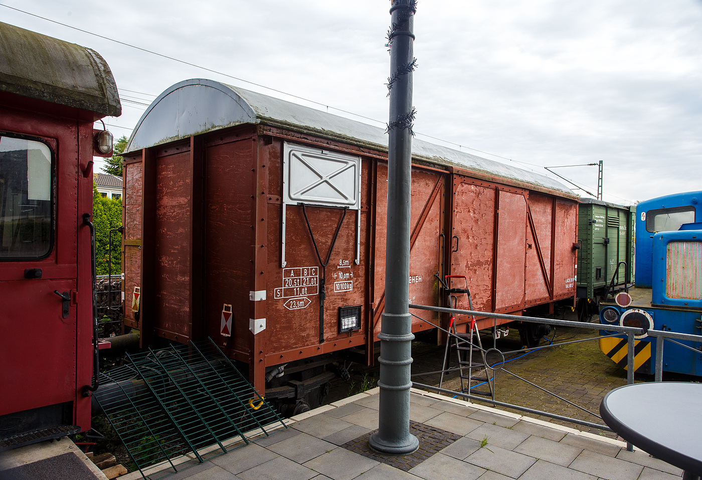 Zweiachsiger gedeckter Güterwagen der Gattung Glms 207 / „Bremen“  im und vom Eisenbahn- und Heimatmuseum Erkrath-Hochdahl e.V. am 26 Mai 2024 beim Lokschuppen Hochdahl. Nähere Angaben zum Wagen sind leider nicht bekannt. Der Waggon ist seit 1999 im Museum.

Vor und während des zweiten Weltkrieges wurden von der Reichsbahn 2 geschlossene Güterwagen in Kriegsbauart entwickelt (Gattungsbezirk „Bremen“ und „Leipzig“). Bei dem Wagen des Gattungsbezirkes „Bremen“ wurde bei nahezu unverändertem Grundriss vom Wagen G10 die Achsen weiter an das Wagenende verlegt. Damit konnte die Höchstgeschwindigkeit von 65km/h auf 90km/h erhöht werden. Bei der DB wurden die Wagen als Gms 35 bzw. Gmhs 35 bezeichnet.

Im Rahmen eines Umbauprogramms entstanden 1967 aus noch brauchbaren Wagen dieser Gattung die Glms 207. Der Wagen war für den Transport von verderblicher Waren und Tieren nicht geeignet, eignete sich aber gut für palettierte Güter. Bis 1985 wurden die meisten Wagen ausgemustert.

TECHNISCHE DATEN als Glms 207:
Spurweite: 1.435mm (Normalspur)
Achsanzahl: 2
Länge über Puffer: 9.940 mm
Achsabstand:  7.000 mm
Ladelänge:  8.600 mm
Ladefläche:  23,2 m²
Eigengewicht: 9.710 kg
Max. Zuladung: 21,0 t ab Streckenklasse B (Hg dann max. 90 km/h)
Höchstgeschwindigkeit: 100 km/h (leer oder beladen bis 11,0  t) 
Bremse: Hik-GP (Hildebrand-Knorr-Druckluftbremse)

Bedeutung der Gattungsbezeichnung (Glms 207) :
G = Gedeckter Wagen in Regelbauart mit mindestens acht Lüftungsöffnungen
l = weniger als acht Lüftungsöffnungen
m = mit zwei Radsätzen Ladelänge unter 9 m
s = lauffähig (beladen) bis 100 km/h
