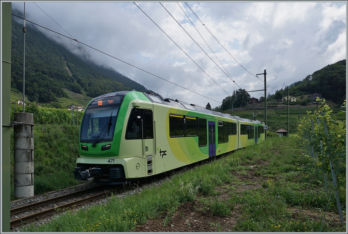 Zwischen den Rebstöcken ist der TPC ASD ABe 4/8 471 oberhalb von Aigle auf dem Weg nach Aigle. 

3. Aug. 2024