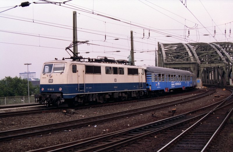 111 191-3 mit Silberlingen mit Werbung. Kln Hbf 19-08-1992.