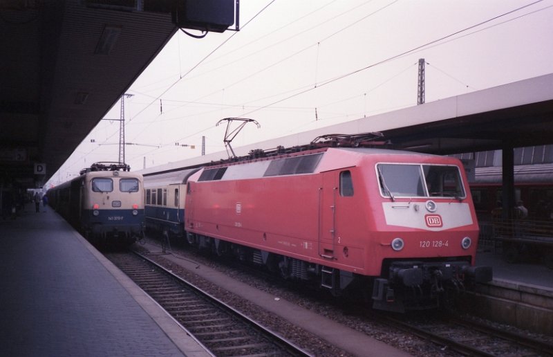 120 128-4 und 141 370-7 in Nrnberg Hbf Februar 1989.