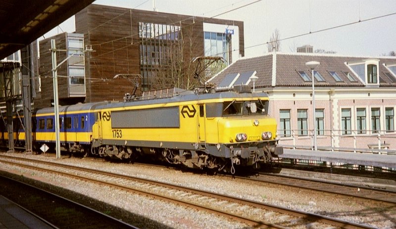 1753 met Intercity in Richtung Eindhoven fotografiert in Haarlem am 05-04-2005.