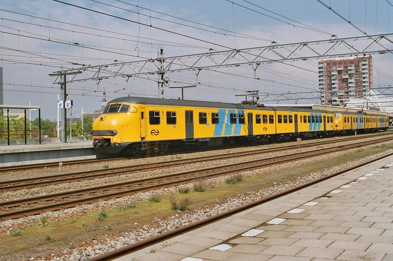 839 en 814 verassen Leiden Centraal am 28-04-2004.