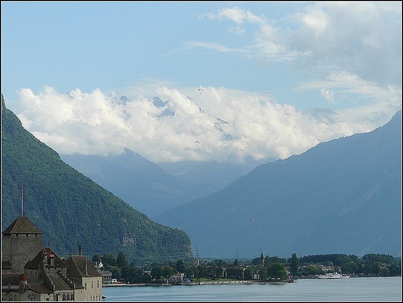 Auch wenn die Dents de Midi sich am 02.08.08 hartnckig hinter den Wolken versteckten, so lieen sich drei Paraglider blicken und konnten abgelichtet werden. (Jeanny) 