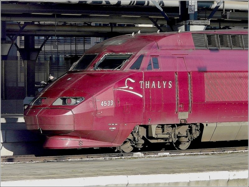 Der Triebkopf des Thalys 4533 in Bruxelles Midi. 14.02.09 (Jeanny)