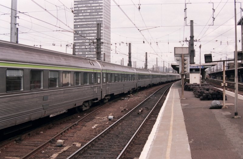 Ein Euro-City von Amsterdam nach Paris-Nord mit INOX-wagen fotografiert in Brussel-Zuid am 20-08-1994.