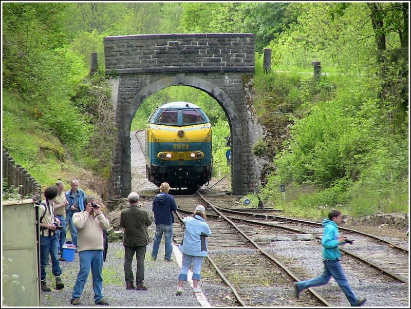 Eine Bahnfotografin setzt sich durch. 16.05.09 (Hans)