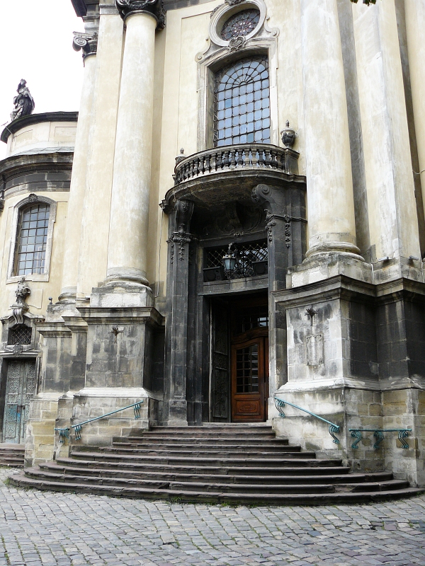 Eingang Dominikaner-Kathedrale gebaut 1744-1865. Lviv, Ukraine 17-09-2007.