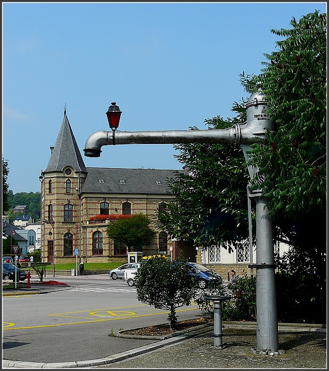 Erinnerungen in Wasserbillig. Das Gebude im Hintergrund ist der ehemalige  Prinz Heinrich  Bahnhof und beherbergt heute die Gemeindeverwaltung. 10.08.09 (Jeanny)