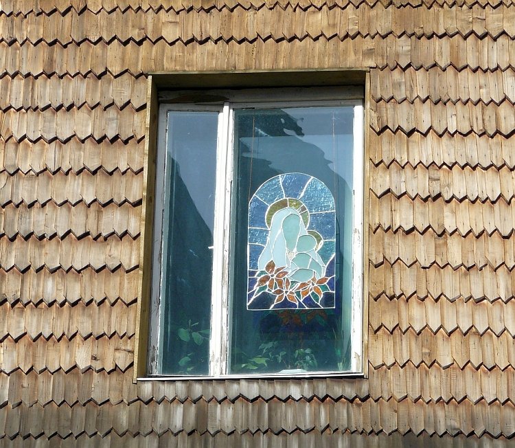 Fenster mit Maria und Jezus Abbilding.