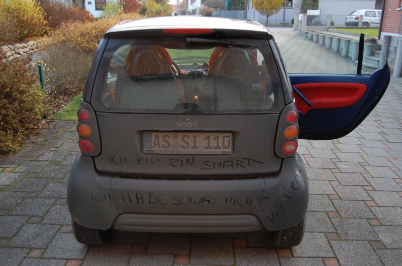 Ich bin ein SMART - Ich habe sowas nicht verdient! Hat mir doch glatt jemand auf mein Auto geschrieben, als es ziemlich dreckig war. Ganz ehrlich, das war ich nciht selbst!