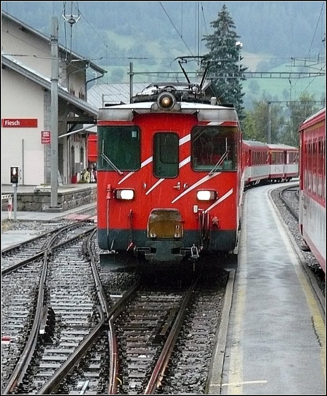 Im strmenden Regen fhrt ein MGB Regio in Fiesch ein. 01.08.08 (Hans)