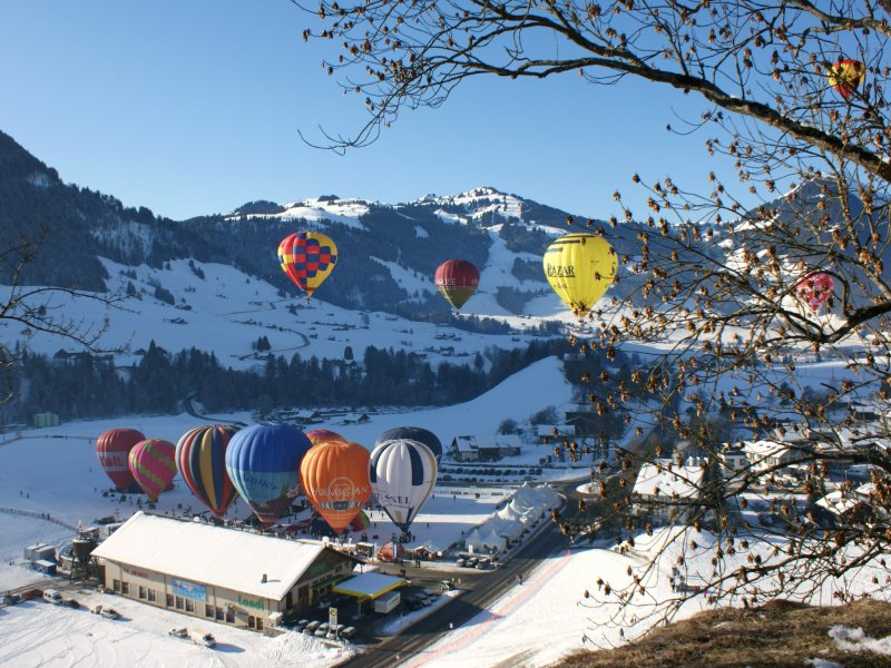 Internationales Heissluftballon Treffen in Chteau d'Oex.
(30.01.2009)