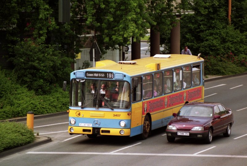 Mercedes Bus bei Essen Hbf am 12-06-1992.