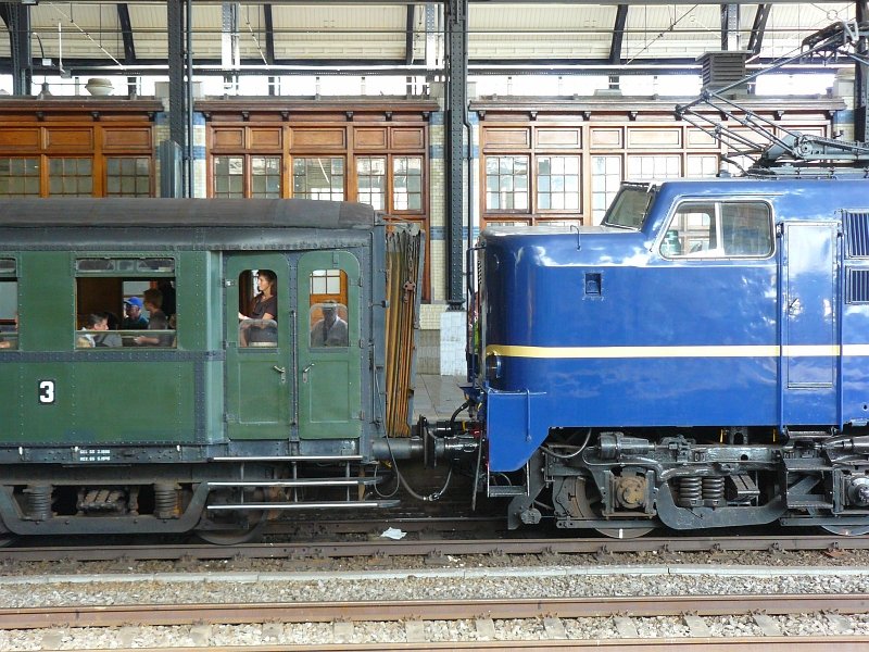 Museumlok 1202 mit Sonderzug aus Zandvoort in Haarlem am 30-08-2008.
