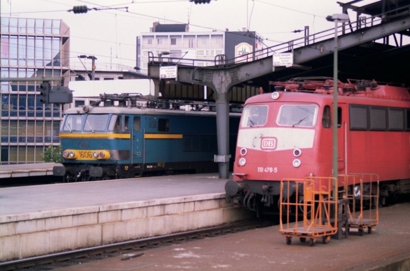 NMBS 1606 mit Zug nach Oostende neben DB-Lok 110 478-5 in Kln Hbf am 19-08-1992.