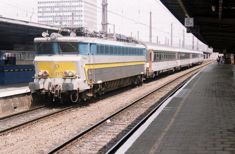 NMBS Lok 1802 mit SNCF Wagen alsD-Zug nach Paris-Nord fotografiert in Brussel-Zuid am 20-05-1995.