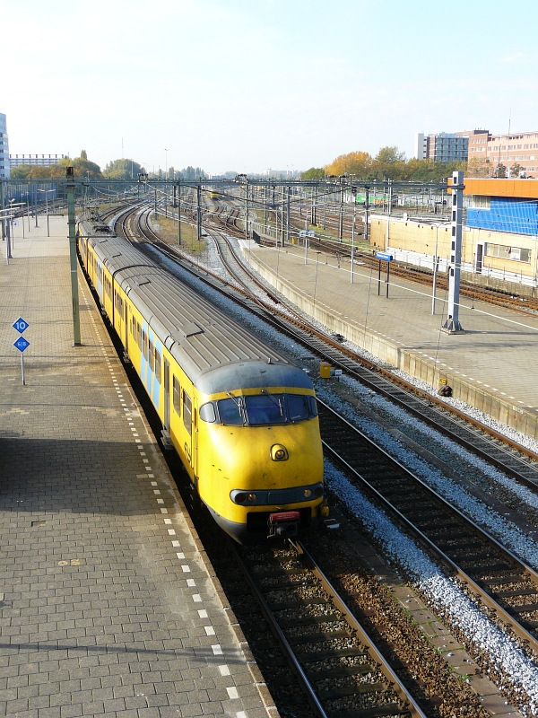 Plan V Mat '64 fhrt ein in Rotterdam CS am 28-10-2009.