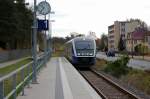 VT 650 der Mrkische Regiobahn als MR51 (MR 99612) nach Rathenow, bei der Einfahrt in die Haltestelle Premnitz Zentrum.