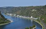 Kaum zu erkennen ist auf dieser Aufnahme vom Loreleyfelsen am 11.10.2023 der VIAS-Flirt auf seinem Weg als RB 10 auf der Rheingau-Linie (Neuwied - Frankfurt am Main) aus St. Goarshausen ausf�hrt (ganz rechts im Bild). Etwas rechts der Bildmitte ist der Stadtturm zu sehen, ein viereckiger Wehrturm aus dem 14. Jahrhundert und dar�ber die zwischen 1360 und 1371 erbaute Burg Katz, urspr�nglich Neukatzenelnbogen. Links auf einer Anh�he im Hintergrund die ab 1356 erbaute Burg Peterseck, aus der Volksmund wegen der Nachbarschaft zur Burg Katz Burg Maus machte.