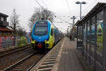 Der sechsteilige Doppelstocktriebwagen Stadler KISS (160) - ET 610 (94 80 0445 010-2 D-WFB ff.) der WestfalenBahn erreicht am kalten 21 Januar 2025, als RE 60 „Ems-Leine-Express“ (Braunschweig – Peine – Lehrte – Hannover – Minden – L�hne – Osnabr�ck – Rheine), den Bahnhof Osnabr�ck Altstadt. 

Der KISS 160 wurde 2015 von Stadler Pankow GmbH in Berlin unter der Fabriknummern 40379 bis 40385 gebaut und an die Alpha Trains Europa GmbH (K�ln) geliefert, die diese 13 sechsteiligen Doppelstocktriebz�ge vom Typ Stadler KISS 160 an die WestfalenBahn GmbH (Bielefeld) vermietet hat. Das Portfolio Alpha Trains (vormals Angel Trains) umfasst derzeit 505 Diesel- und Elektrolokomotiven sowie 501 Triebwagen.

Der Triebzug besteht aus:
Endwagen ET 610 A – UIC-Nr. 94 80 0445 010-2 D-WFB;
Mittelwagen ET 610 C – UIC-Nr. 94 80 0446 210-7 D-WFB;
Mittelwagen ET 610 D – UIC-Nr. 94 80 0446 310-5 D-WFB;
Mittelwagen ET 610 E – UIC-Nr. 94 80 0446 410-3 D-WFB;
Mittelwagen ET 610 F – UIC-Nr. 94 80 0446 510-0 D-WFB und
Endwagen ET 610 B– UIC-Nr. 94 80 0445 710-7 D-WFB.

F�r den Betrieb auf der Mittellandlinie (RE 60/RE 70) beschaffte Alpha Trains
13 Doppelstocktriebz�ge Typ KISS f�r die WestfalenBahn. Die Westfalenbahn setzt seit dem Fahrplanwechsel im Dezember 2015 dreizehn sechsteilige Doppelstocktriebz�ge auf den Linien RE 60 (Braunschweig–Hannover–Minden–Rheine) und RE 70 (Braunschweig–Hannover–Minden–Bielefeld) ein, welche von Alpha Trains angemietet werden. Dies ist die erste Variante mit angetriebenen Mittelwagen. Die erste Klasse befindet sich im Oberdeck eines Mittelwagens. Die Z�ge sind 156 Meter lang und verf�gen �ber je 626 Sitzpl�tze (davon 34 in der 1. Klasse). Somit sind sie die l�ngsten Triebz�ge, die im deutschen Regionalverkehr eingesetzt werden. Die modulare Bauweise erm�glicht eine individuelle Anpassung an die regionalen Bed�rfnisse – so bieten hier die gro�z�gigen Mehrzweckbereiche Platz f�r ist zu 18 Fahrr�dern im Winterbetrieb, deren Kapazit�t kann im Sommer bei Bedarf auf 42 erh�ht werden.

Die Stadler KISS (Eigenschreibweise f�r „komfortabler innovativer spurtstarker S-Bahn-Zug“) sind elektrische Doppelstocktriebz�ge des Schweizer Herstellers Stadler Rail. Die Z�ge sind als zwei- bis achtteilige Zugeinheiten (bisher nur als drei-, vier-, sechs und siebenteilige Version gebaut) f�r Normal- und Breitspur verf�gbar. Vom Hersteller werden die Z�ge als KISS 160 f�r den Regionalverkehr und als KISS 200 f�r den Fernverkehr (mit 200 km/h H�chstgeschwindigkeit) angeboten. Die Z�ge wurden von 2008 bis 2010 unter dem Namen „Stadler Dosto“ entwickelt; seit 2011 konnten 630 Kiss in 48 L�nder verkauft werden.

Die KISS der WestfalenBahn:

Technische Merkmale
•	18 Fahrradstellpl�tze Erweiterung im Sommer auf 42 Stellpl�tze
•	Gep�ckabstellm�glichkeiten in Unter- und Oberdeck
•	Eingetriebener Mittelwagen
•	Wagenkasten aus vollst�ndiger Aluminium-Integral-Bauweise
•	Heller, Fahrgastraum mit individueller Gestaltung
•	LED-Beleuchtung des Fahrgastraumes
•	Gro� Einstiegsbereiche optimale F�rderung Fahrgastfluss.
•	F�r 550er-Bahnsteige optimierte Einstiegsh�he
•	4 geschlossene WC-Systeme - eins ist TSI PRM konform
•	Eine Rollstuhl WC-Kabine – auch f�r Elektroroll
•	Ergonomischer F�hrerstand
•	Luftgefederte Trieb- und Laufdrehgestelle
•	12 Einstiegst�ren pro Seite
•	Spalt�berbr�ckung an T�ren
•	Video�berwachung im Innenraum

TECHNISCHE DATEN der KISS 6-teilig der WestfalenBahn:
Hersteller:	Stadler Pankow GmbH
Anzahl bei WestfalenBahn: 13 Fahrzeuge
Spurweite: 1.435 mm (Normalspur)
Achsanordnung: 2‘Bo‘+2‘2‘+Bo‘2‘+2‘2‘+2‘2‘+Bo‘2‘
L�nge Kupplung: 156.450 mm
Drehzapfenabst�nde: 18.550 mm
Achsabstand im Drehgestell: 2.500 mm
Triebraddurchmesser:  920 mm (neu)
Eigengewicht: 313 t
Fahrzeugbreite: 2.880 mm
Fahrzeugh�he: 4.630 mm
Fu�bodenh�he Unterdeck:440 mm (�ber SO)
Fu�bodenh�he Oberdeck: 2.515 mm (�ber SO)
Einstiegsbreite: 1.300 mm (lichte Weite)
Einstiegsh�he: 600 mm
Sitzpl�tze: 626
Sitzpl�tze in der 1. Klasse: 34
Sitzpl�tze in der 2. Klasse: 592 (davon 69 Klappsitze)
Stehpl�tze (4 Pers./m�): 844
WC: 4 (davon eins Rollstuhlgerecht)
Dauerleistung am Rad: 6 x 500 kW = 3.000 kW
Nennleistung am Rad: 6 x 750 kW = max. 4.500 kW
H�chstgeschwindigkeit: 160 km/h
Speisespannung	15 kV; 16 2⁄3 Hz

Quellen: Stadler Rail, WestfalenBahn, Wikipedia